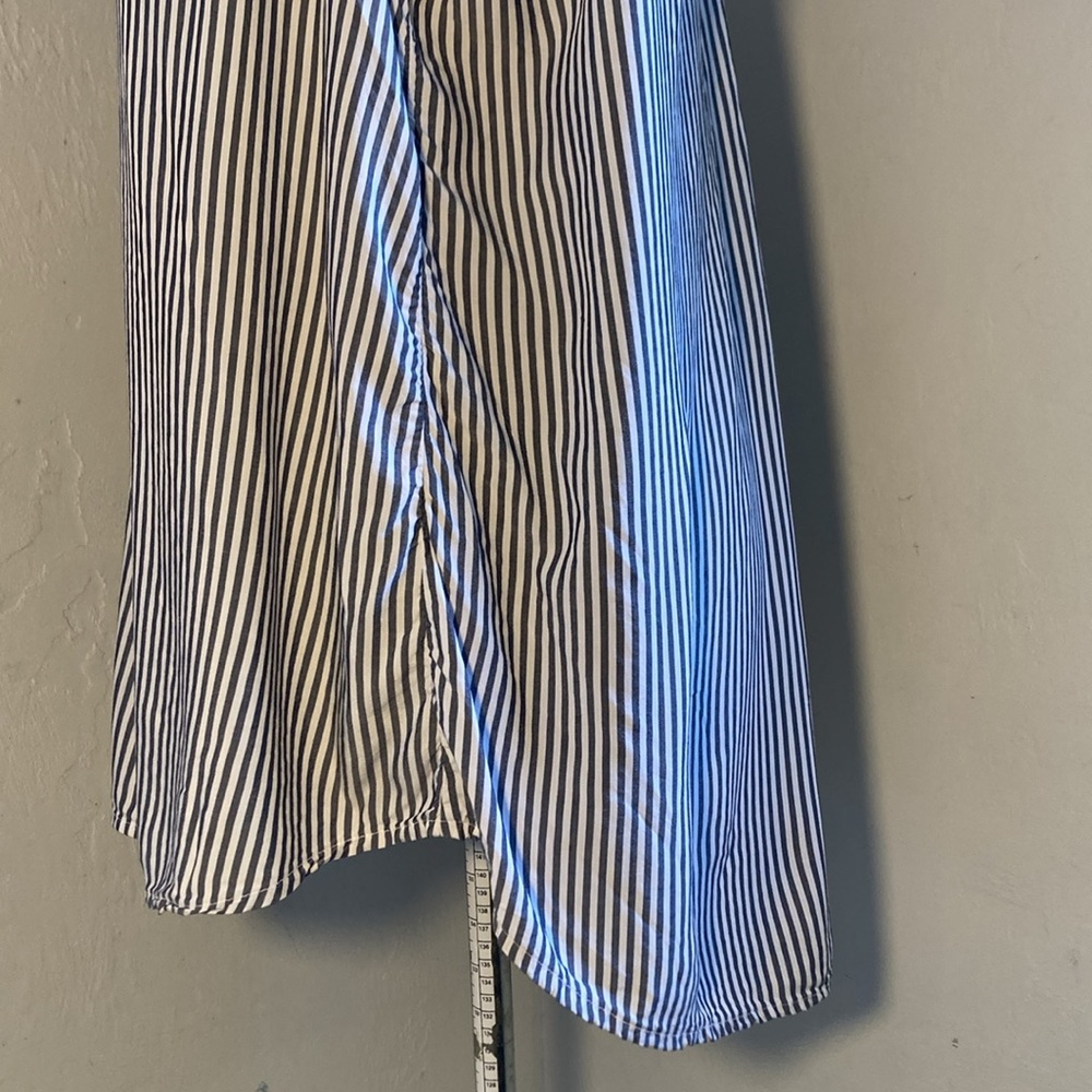 Old Navy Striped Sleeveless V-neck Top - Picture 6 of 16